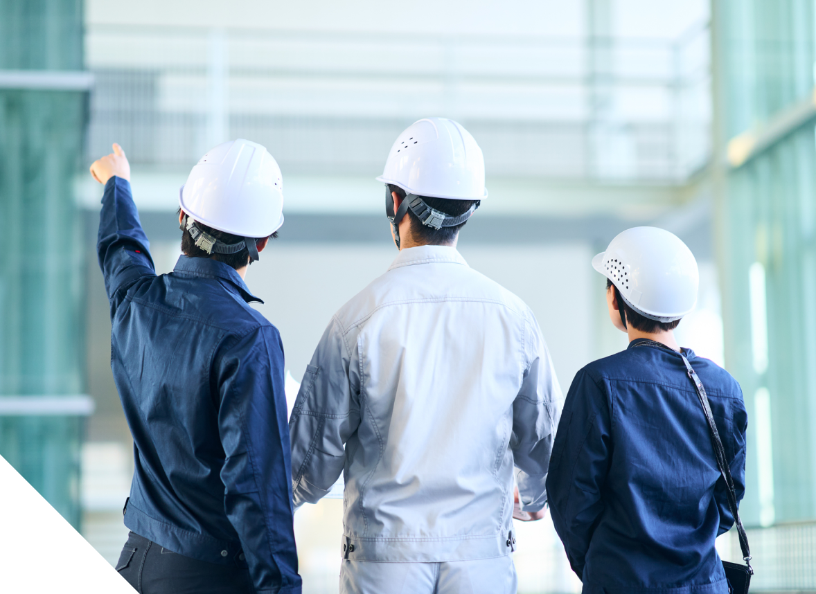 工事業者の後ろ姿